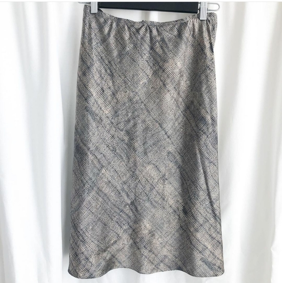 Kenneth Cole silk skirt with elasticized waist
.
. - Picture 2 of 4